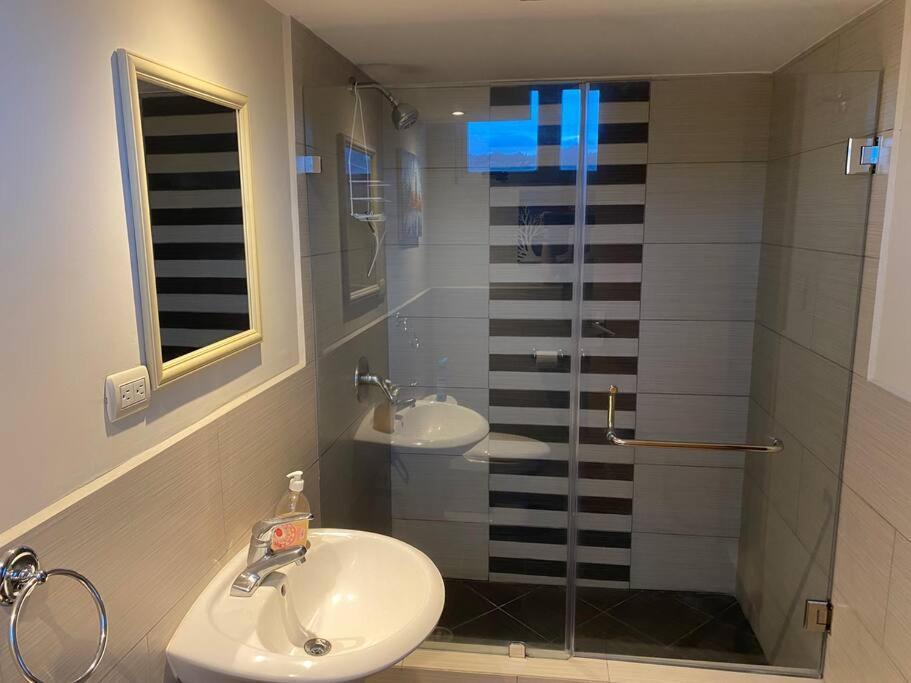 גואטמלה 2 Rooms, 1 King Size Bed, 64" Smart Hdtv מראה חיצוני תמונה